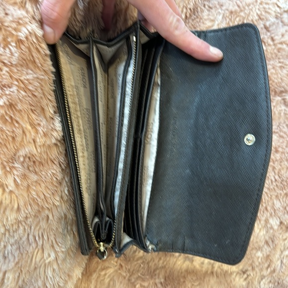 Michael Kors wallet to sell - 30$ - Picture 2 of 4